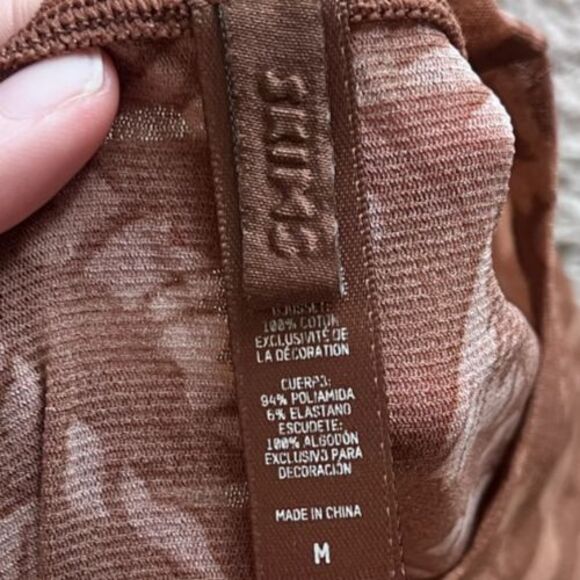 SKIMS Summer Mesh Mock Neck Bodysuit in Latte Swirl Size MEDIUM - Picture 4 of 4